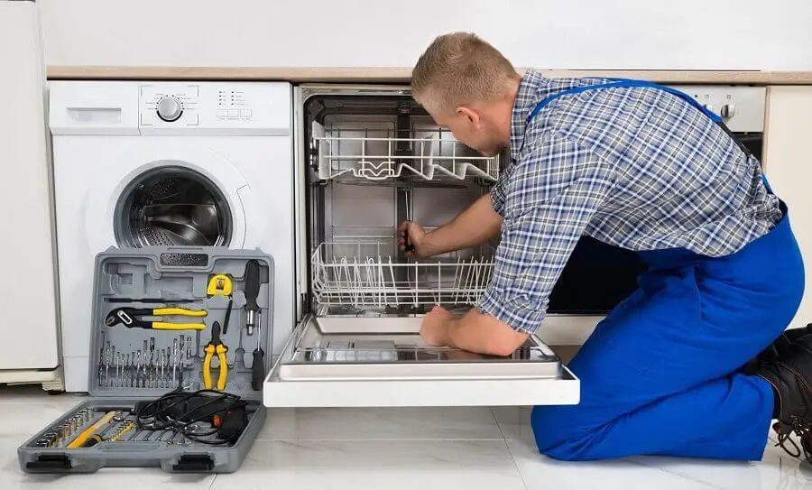Kartepe Gaggenau servisi teknisyen ekibi beyaz eşya tamiri yaparken
